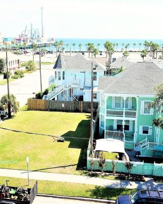 CasaAzul-2605B-Beach & Pleasure Pier a block away