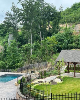 Mountain Treasure, 2 BR, Pool Access, Hot Tub, Sleeps 6