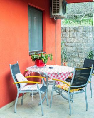 Chic Flat with Garden 1 min to Beach in Kotor