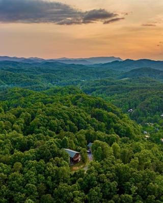 Panorama Mountain View Cabin, Less than 10 miles from Gatlinburg and Dollywood, Dog Friendly, 6 Bedrooms Sleeps 17, Fire Pit, HotTub, Washer Dryer, Fully loaded Kitchen, GameRoom with a TV, Pool Table, Arcade, Air Hockey, and Foosball