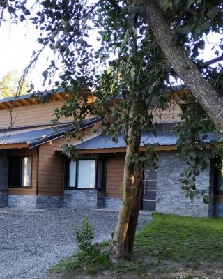 Casa de montaña con vistas al lago y a los cerros