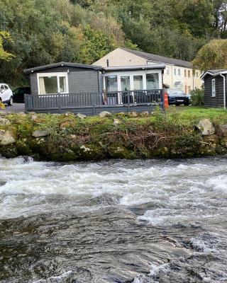 Stunning 3 Bed Riverside Cabin in Snowdonia