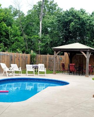 Niagara Falls Villa with Private pool, hottub, water view and Breakfast
