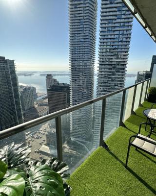 Luxury Downtown Toronto 2 Bedroom Suite with City and Lake Views and Free Parking