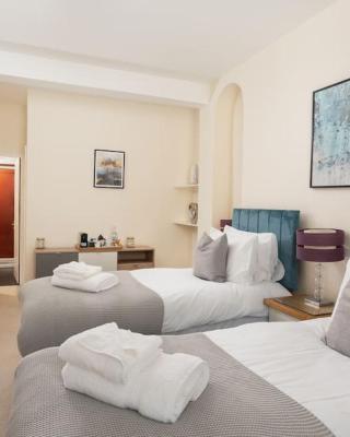 Room 1, Hotel style twin bedroom in Marazion