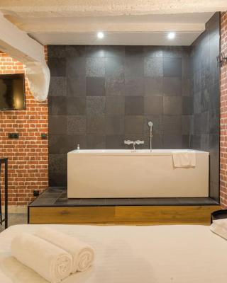 Industrial-style studio with bathtub, Vieux-Lyon