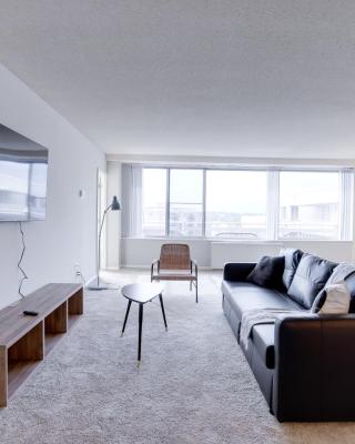 Fantastic 2 BR Apt + Den @Crystal City With Gym