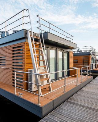 Houseboat with a view over the Leukermeer, on the edge of a holiday park