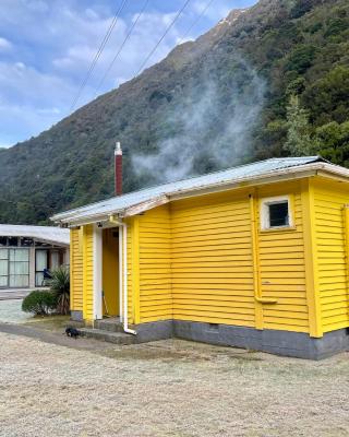 Basic, Super 'Cosy' Cabin in The Middle of National Park and Mountains