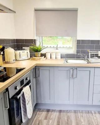 Cosy Hideaway Lodge in Glan Gwna