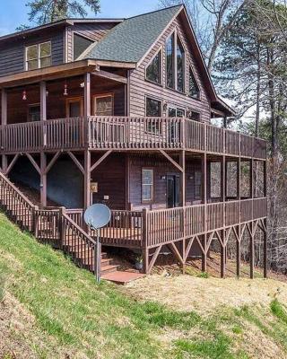 Mistletoe Cabin- Private cabin w views, Hottub, pet friendly