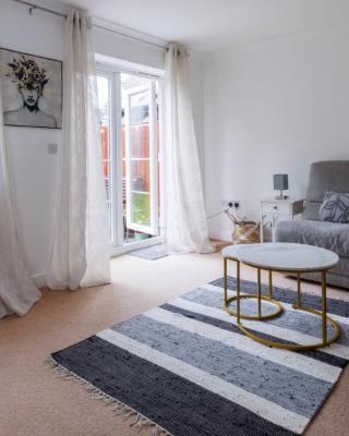 Comfortable 4-Bedroom Home in Aylesbury Ideal for Contractors Professionals or Larger Families