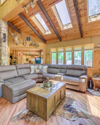 Unique Bear Country Cabin in Ruidoso with Hot Tub!