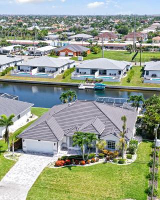 Private Pool, Spacious Kitchen, Backed Up To Canal