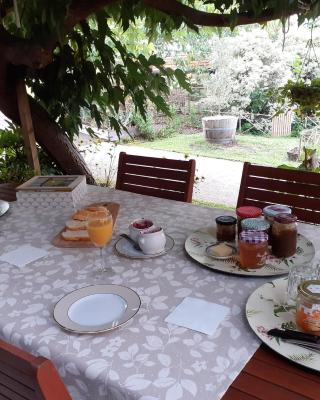 Au Bosquet, chambre et salle de bains avec petit déjeuner à 600 m du centre dans un cadre calme et verdoyant