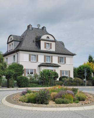 Elena Kempf Haaratelier & Guesthouse