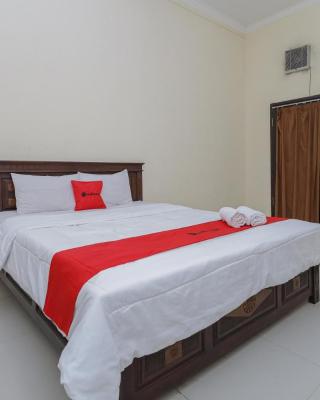 RedDoorz Plus near Museum Angkut Batu 4