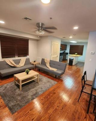 Luxury 2 bed apt, mins to NYC!