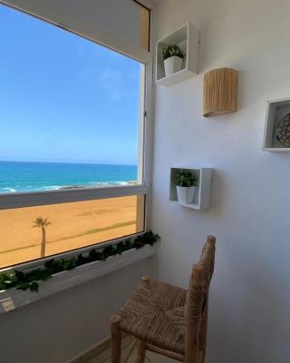 Nice apartment beach front, close to Rabat main sightseeing. Fiber WiFi