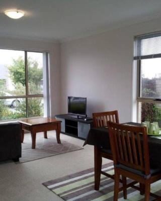 Entire 2BR sunny house @Franklin, Canberra
