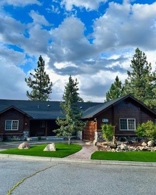 CUSTOM SINGLE STORY CABIN WITH JACUZZI POOL TABLE & BIG GAME ROOM WITH ARCADE games