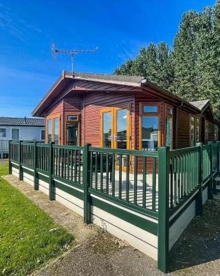 Modern 4 Berth Lodge With Decking At Manor Park In Hunstanton Ref 23024w