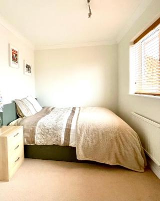 Double Room in Cosy Quiet Home - House Shared with One Professional