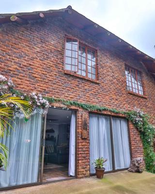 CASTLE COTTAGE Self catering fully equipped homely 120sqm double story king bed cottage in a lush green neighborhood