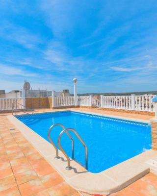 2-Bed Apartment with rooftop pool