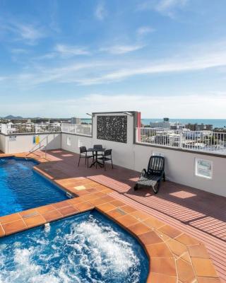 Coastal Chic in Heart of Cairns with Rooftop Pool