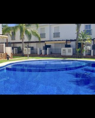 ENCANTADORA CASA CON PISCINA A 5 MIN PLAYA WIFI