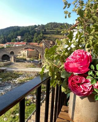 Apartamento colgante al río con vistas al puente