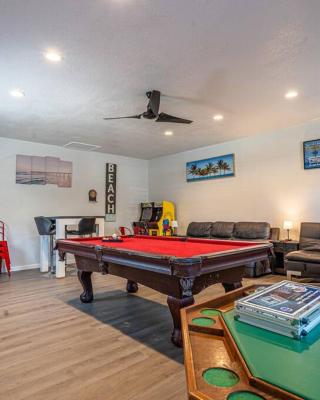 Blue Oasis minutes from the beach with Gameroom!