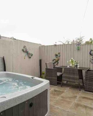 Beeches Bach, 1 bedroom cottage with hot tub