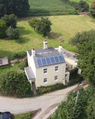 Clotted Cream Cottage: Countryside calm: Close to beach: Dartmouth: Devon