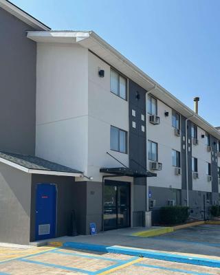 Motel 6 - Newest - Ultra Sparkling Approved - Chiropractor Approved Beds - New Elevator - Robotic Massages - New 2023 Amenities - New Rooms - New Flat Screen TVs - All American Staff - Walk to Longhorn Steakhouse and Ruby Tuesday - Book Today and SAVE