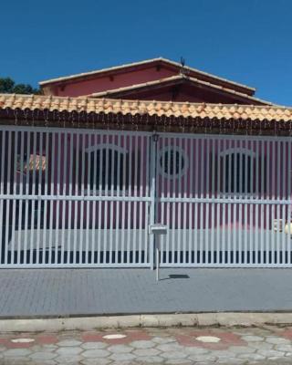 Casa Rosa de Peruíbe - Casa de Temporada 3 dormitórios, 10 hóspedes, piscina, wi-fi, netflix, 800 metros da praia
