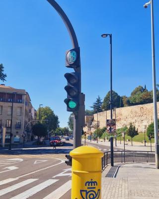 Piso céntrico en el Casco Antiguo de Salamanca, cuenta con una habitación con 2 camas Queen,zona de aparcamiento con facilidad fuera (calle)