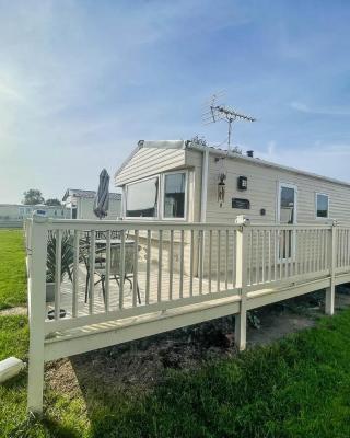 Caravan With Decking At Southview Holiday Park In Skegness Ref 33005s