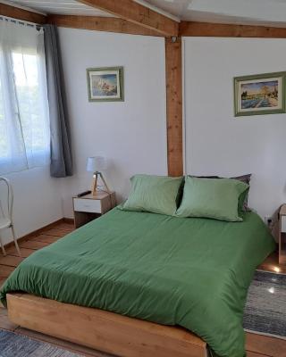 Chambre basilic 2p, 2 nuits max, dans petit chalet 6km du festival de piano de la roque d'anthéron
