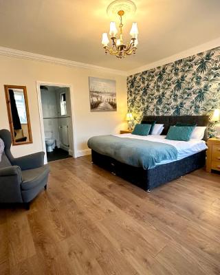 Roker Cottage, luxury seaside apartment, private parking, sky tv