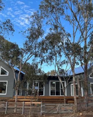 Summit House Armidale - 2 or 4 Bedrooms