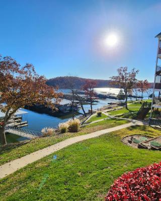 Peaceful 1st floor lakeside condo minutes from Osage Beach and Ozark State Park