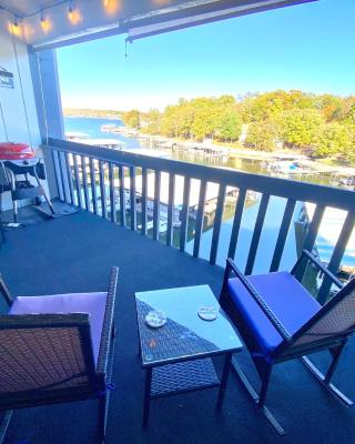 F Lakefront! Remodeled, Sleeps 4, Boat Slip, Patio, WiFi, Cable, Pool