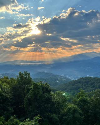 Comfy Condo With Amazing View of Gatlinburg and the Smokies