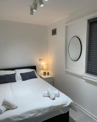 Belfast Chic: Elegant 2BR Sleeps 5, Prime Location