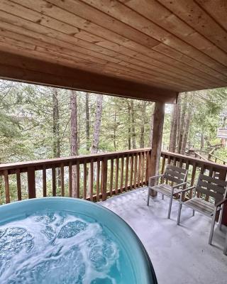 Cozy 2 Bedroom Waterfront Cottage With Hot Tub!