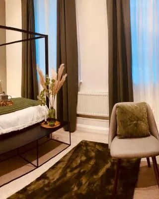The Fifth Quarters, Grade II Listed Apartment, The Lace Market, NG1, City Centre, Nottingham, Sleeps 4
