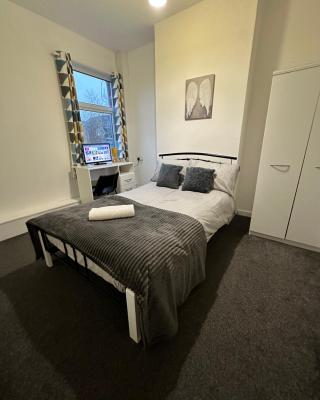 Lovely Town house Room 3
