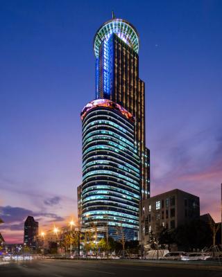 上海海神诺富特大酒店 - 尽享超值早餐，体验顶楼旋转餐厅的壮丽江景，还可免费使用自助洗衣设施